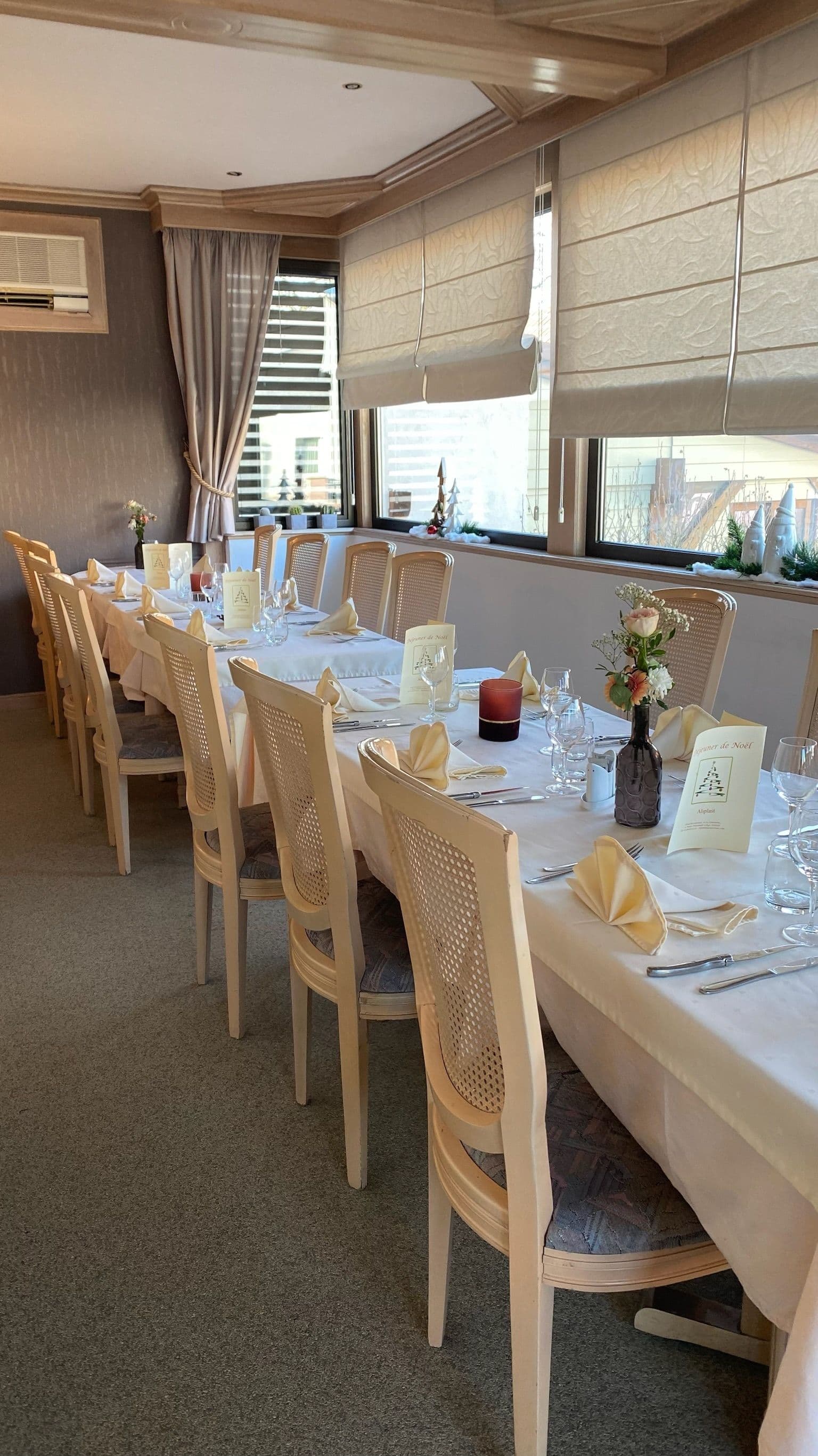 Salle de réception privée avec table dressée pour un événement à l'Hôtel À La Couronne