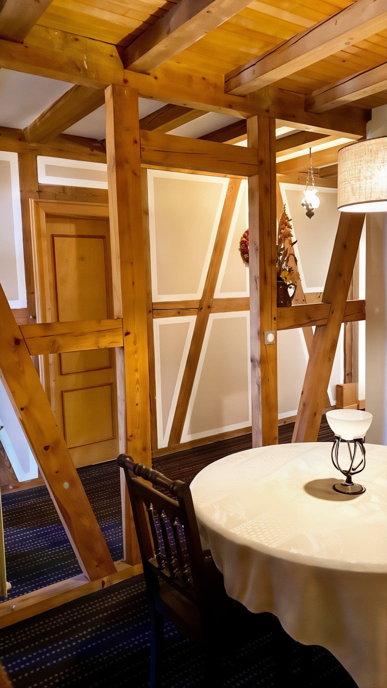 Chambre double traditionnelle alsacienne avec mobilier en bois
