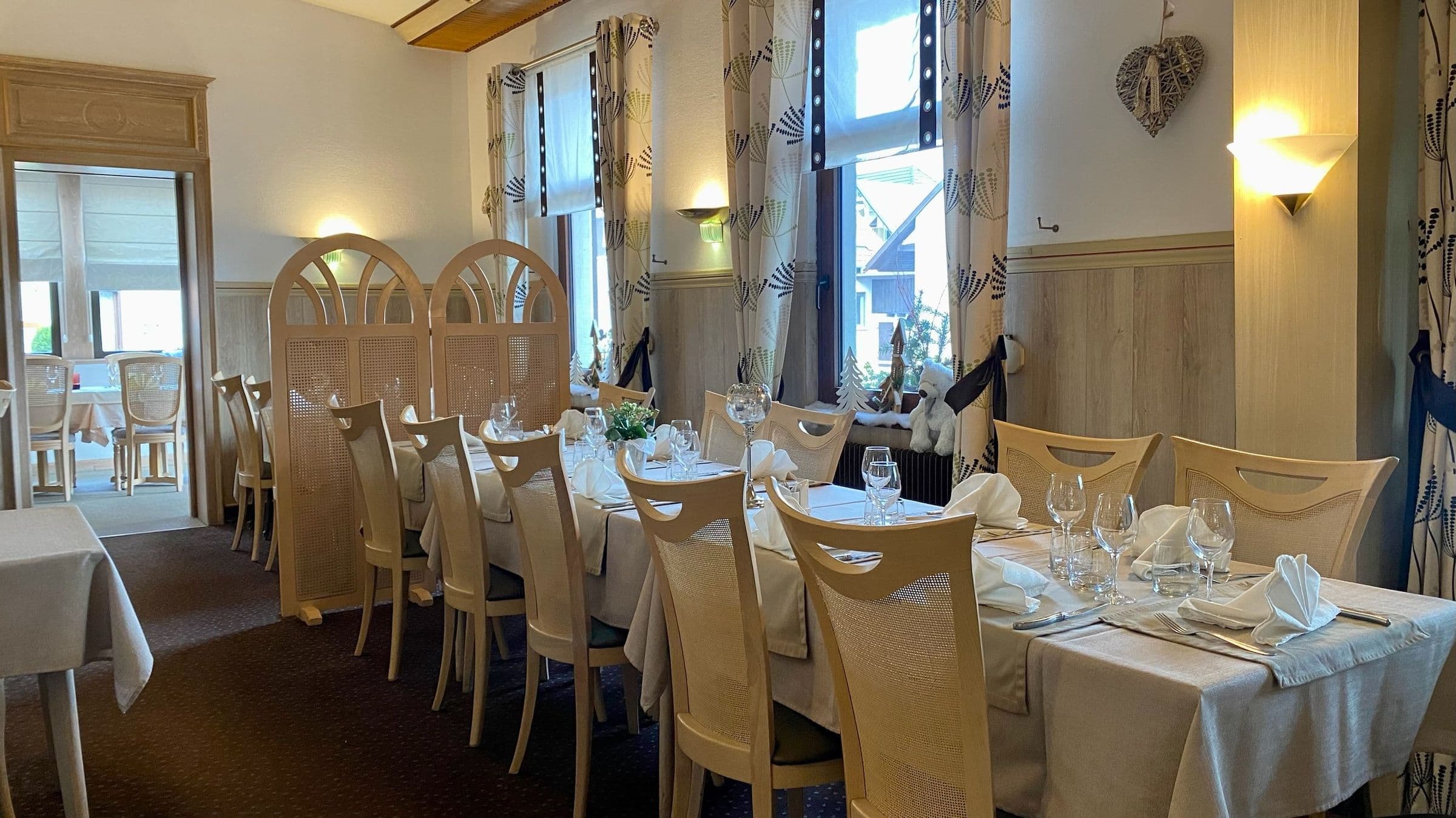Salle de restaurant traditionnelle alsacienne de l'Hôtel À La Couronne