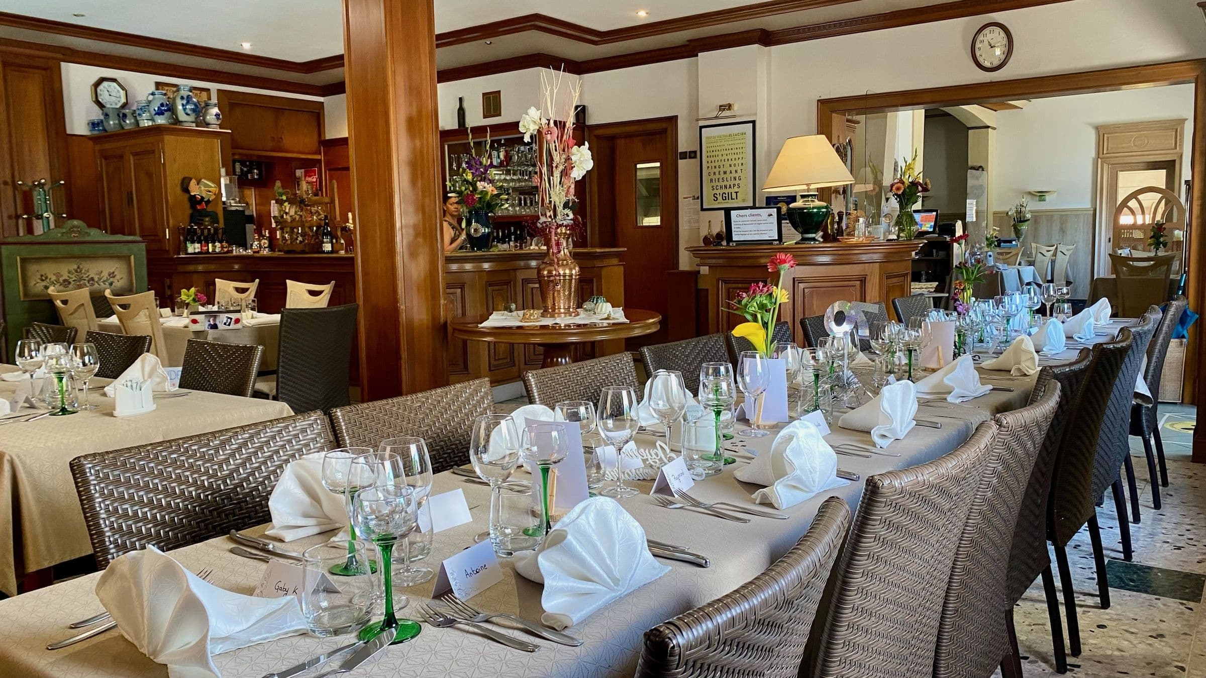 Comptoir du bar avec fleurs et céramiques