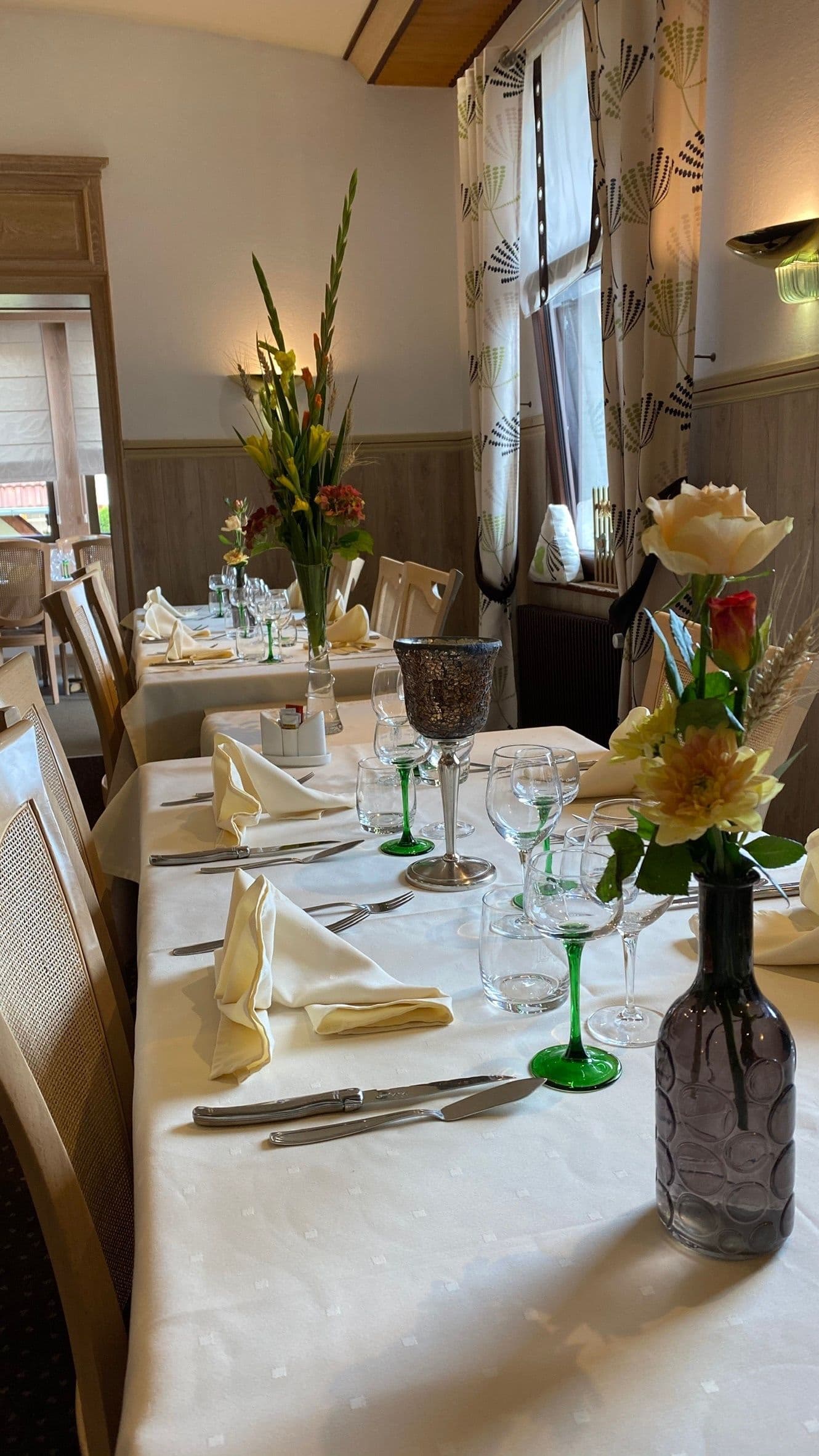Salle à manger aux boiseries chaleureuses du restaurant À La Couronne