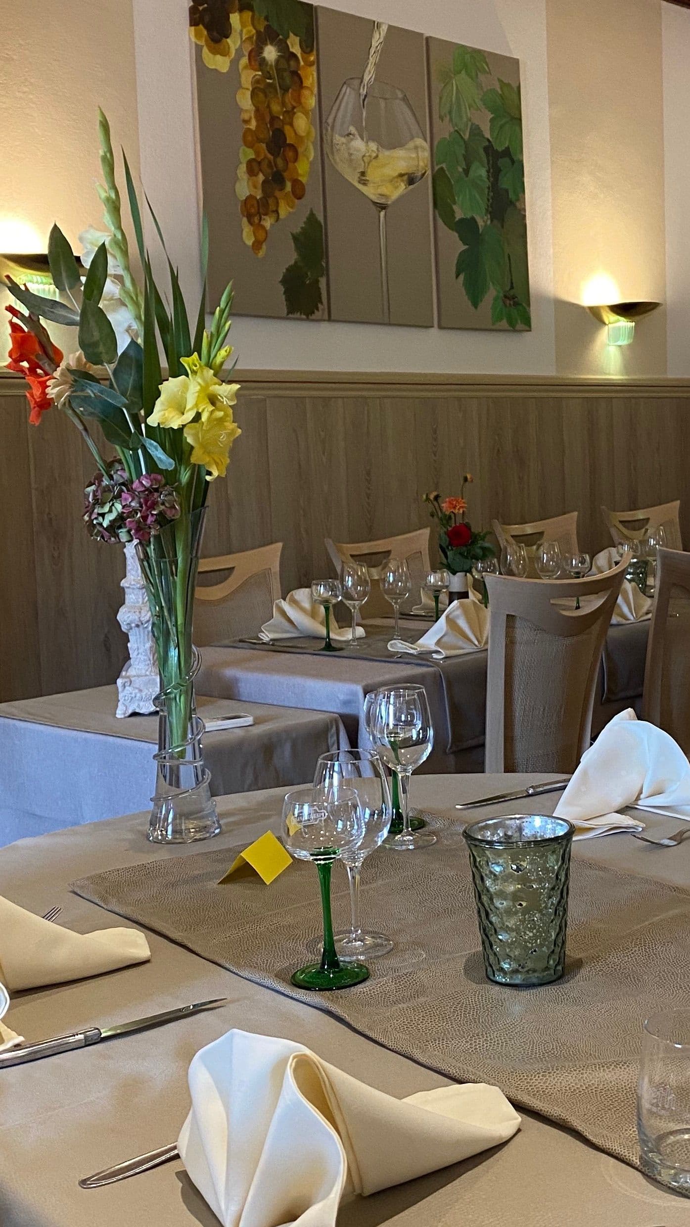 Table dressée dans la salle de restaurant À La Couronne