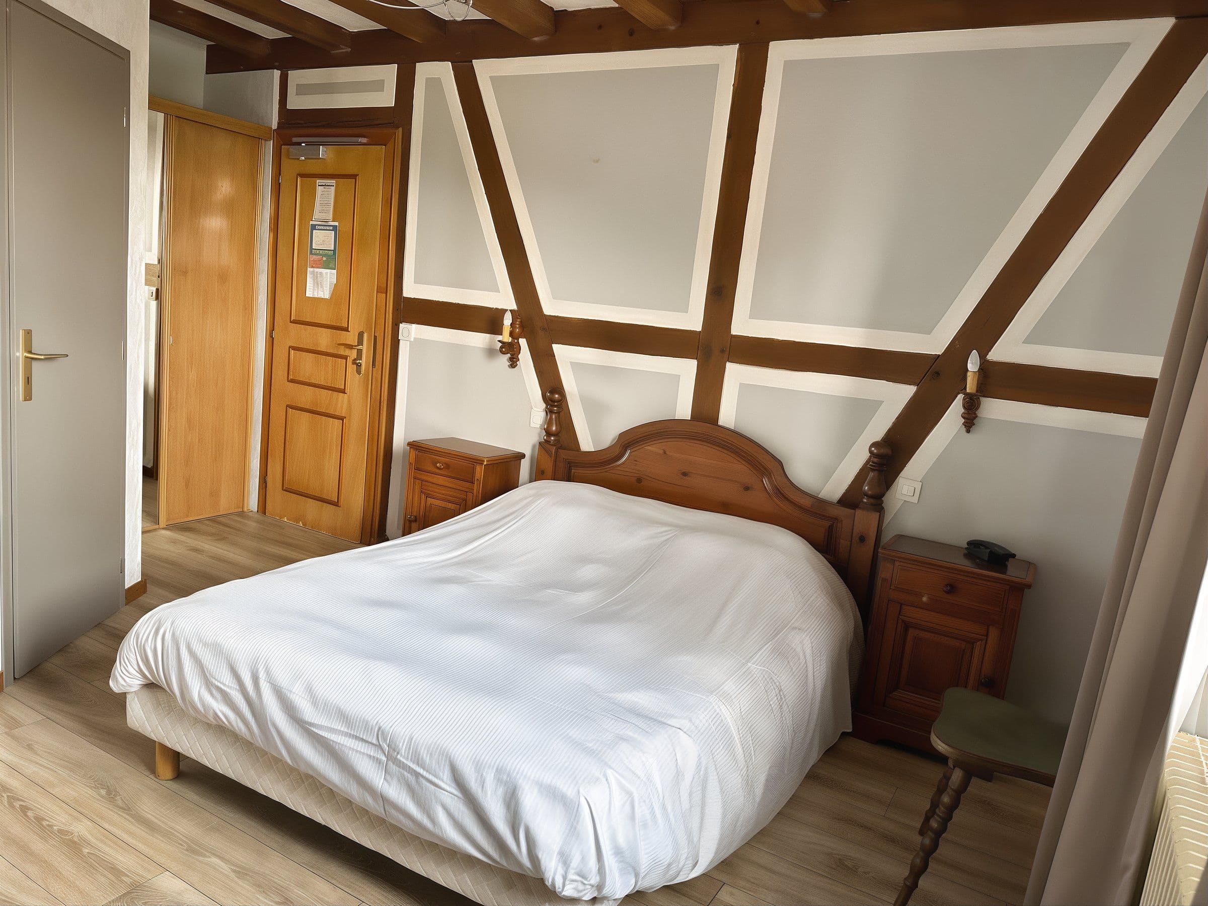 Chambre double avec colombages apparents à l'Hôtel À La Couronne