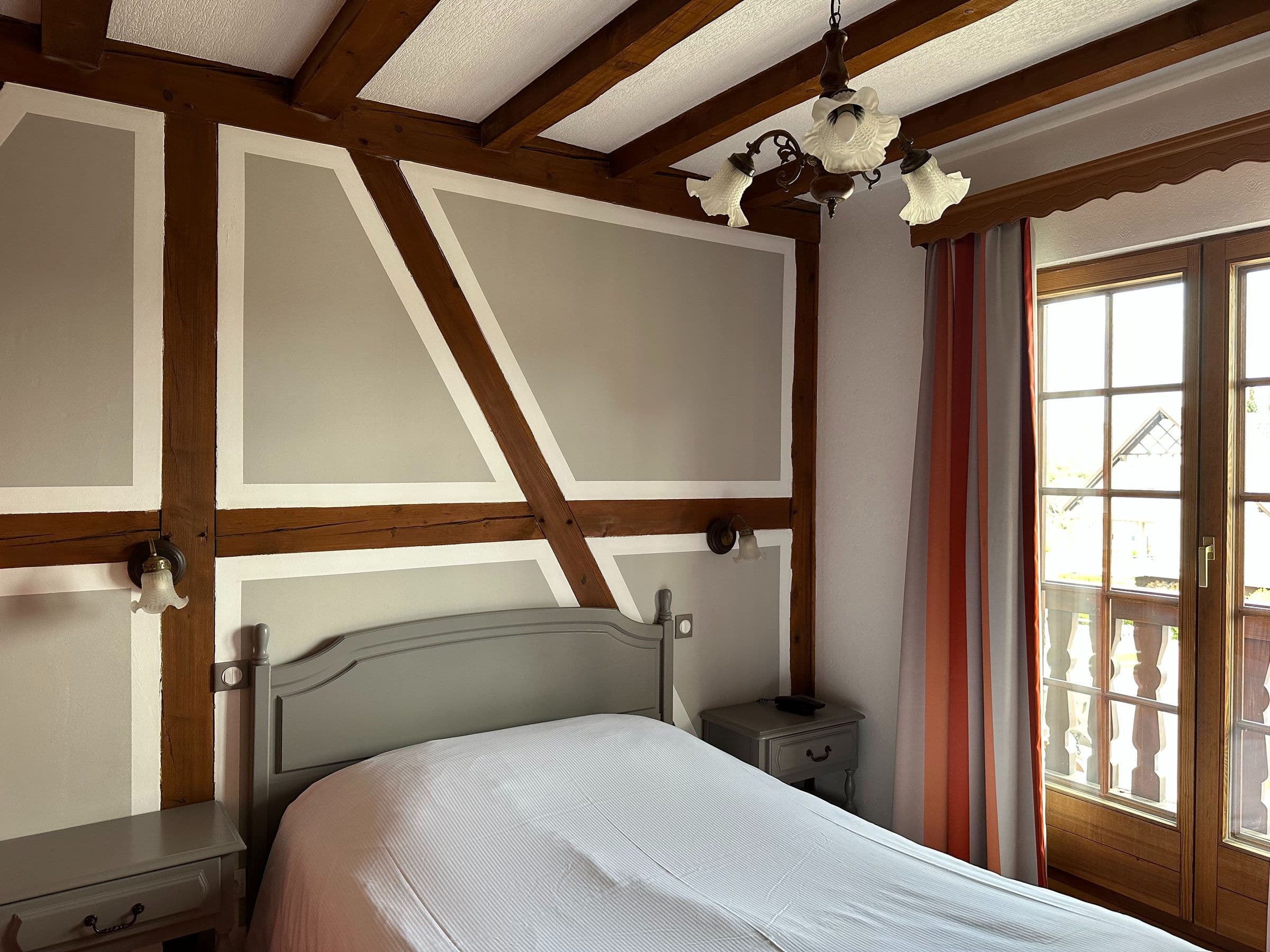 Chambre double avec colombages et balcon