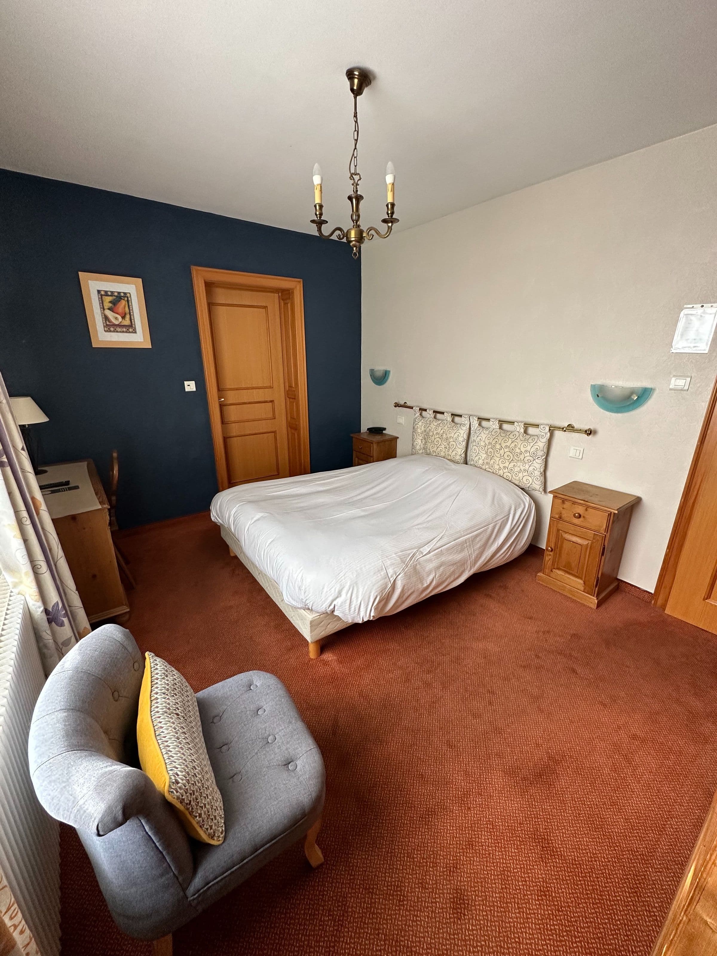 Chambre double avec mobilier en bois traditionnel