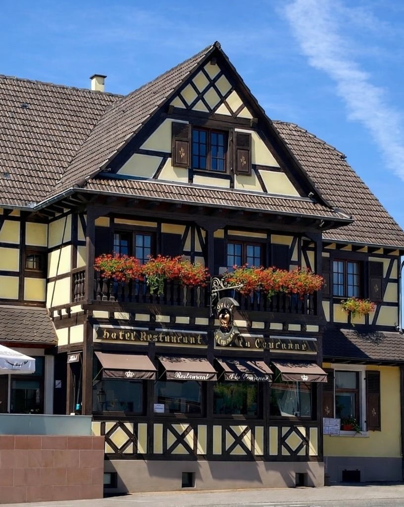 Façade de l'Hôtel-Restaurant À La Couronne, maison à colombages alsacienne à Kilstett